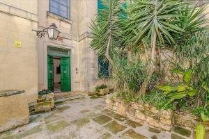 an entrance to a building with a green door at Djar ta Menzja 2 Holiday Home in Sannat