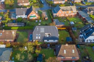 an overhead view of a house in a suburb at Appartement Friesenloft in Tinnum