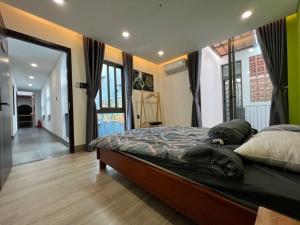 1 dormitorio con 1 cama grande en una habitación en Tom Homestay Quy Nhơn, en Quy Nhon