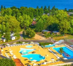 una vista aérea de un complejo con piscina en Mobil home 6 personnes camping 4* Mimizan, en Aureilhan