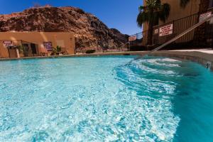 a swimming pool filled with lots of blue water at Hoover Dam Lodge in Boulder City