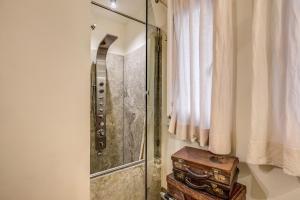 La salle de bains est pourvue d'une douche et d'un tabouret en bois. dans l'établissement Casa Argileto, à Rome