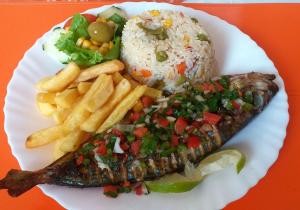 a plate of food with rice and fish and french fries at Pam de Terra 