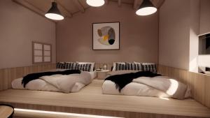 two beds sitting on a wooden floor in a room at Taipei Jinguashi Cloud Mountain Homestay B&B in Jiufen +45 photos
