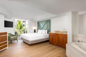Un dormitorio con una cama, una bañera y un lavabo. en Club Wyndham Santa Barbara, en Pompano Beach 28 fotos más