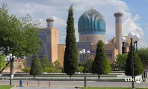 een groot gebouw met een koepel erop bij Hotel Mohina in Samarkand