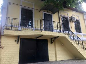 een appartementencomplex met een balkon en een deur bij Friends Hostel in Chişinău
