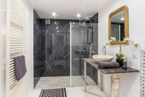 bagno con lavandino e doccia con specchio di Maison pour les vacances et les événements 12 personnes a La Desverie