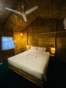 Tridhara HomeStay tesisinde bir odada yatak veya yataklar