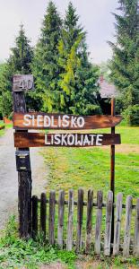 a wooden sign for a siegelistino islandaho at Siedlisko Liskowate - Bieszczady in Ustrzyki Dolne