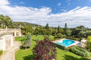 eine Luftansicht auf einen Garten mit einem Pool in der Unterkunft Superbe 3 pièces avec piscine et tennis in Cannes