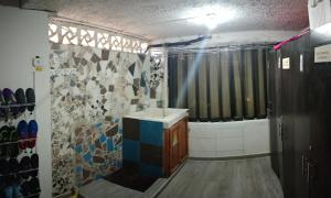 uma casa de banho com um lavatório e um chuveiro com uma cortina de chuveiro em Sea Star Inn em San Andrés