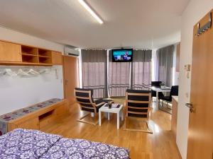Habitación con cama, mesa y sillas. en FeWo Riedel en Weida