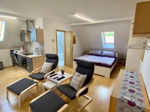 Habitación pequeña con cama y cocina en FeWo Riedel en Weida