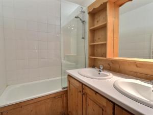 Appartement Méribel, 2 pièces, 5 personnes - FR-1-182-20にあるバスルーム