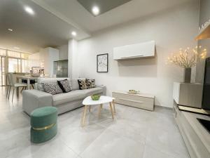 a living room with a couch and a table at Casa Lulu in Belpasso