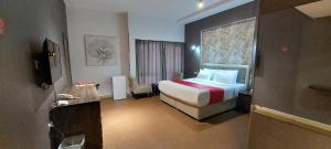 um quarto de hotel com uma cama e uma janela em EMAN HOUSE em Salalah