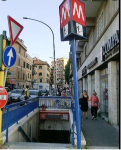 uma placa de rua com pessoas andando por uma rua em Mary Louise B&B em Roma