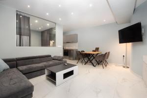 TV a/nebo společenská místnost v ubytování Sea & City LUXURY SUITE