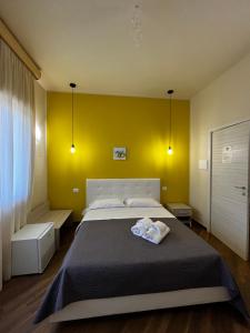 een slaapkamer met een bed met twee handdoeken erop bij All’Anoneto B&B in Catona