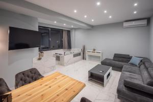 Televízia a/alebo spoločenská miestnosť v ubytovaní Sea & City LUXURY SUITE