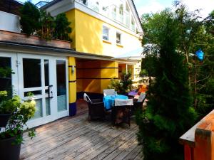 ヴェルニゲローデにあるFerienwohnung Haus Bettinaのパティオ(テーブル、椅子付)