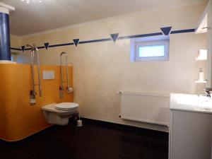 ヴェルニゲローデにあるFerienwohnung Haus Bettinaのトイレ、シャワー、洗面台を備えたバスルーム
