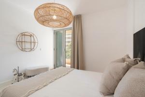 フンシャルにあるQuinta da Falésia II by An Island Apartのベッドと窓のある白い寝室 +28枚の写真