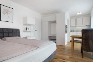 1 Schlafzimmer mit einem Bett und einem Esszimmer in der Unterkunft Apartment Landzeit in Neukirch