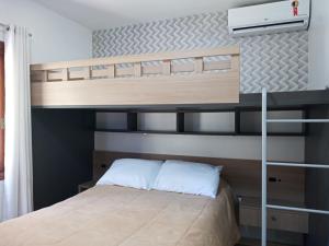 a bedroom with a bunk bed with a bunk bed ladder at Apto Sol Poente in Canela