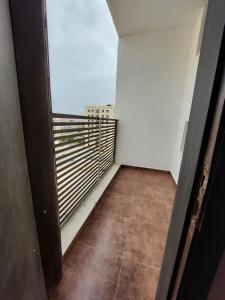 um quarto com uma varanda com paredes brancas e piso em azulejo em EMAN HOUSE em Salalah