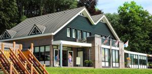 a house with a group of chairs in front of it at Vakantiewoning Osebos in Gulpen