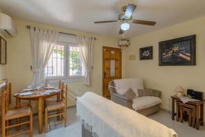- un salon avec un canapé et une chaise dans l'établissement Heads 2 Holiday Homes Apartment, à Villamartín