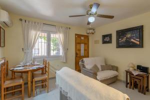 sala de estar con sofá y silla en Heads 2 Holiday Homes Apartment, en Villamartin