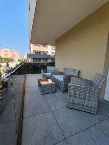 un patio con divani e un tavolo su un edificio di Plaza Residence a Braşov