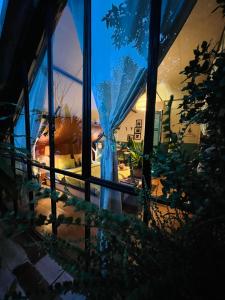コンダオにあるUyen's Houseの青いカーテン付きの窓のある部屋