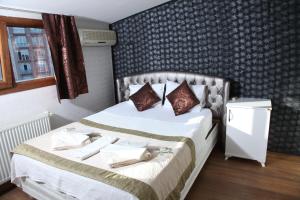 une chambre d'hôtel avec un lit et des serviettes. dans l'établissement GARDEN HILL HOTEL, à Istanbul