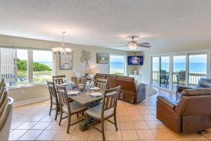 - une salle à manger et un salon avec une table et des chaises dans l'établissement 2 Pipers Nest, à Clearwater Beach