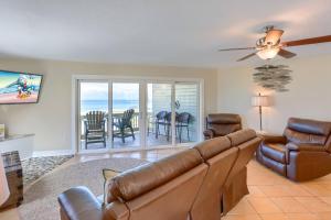 - un salon avec un canapé, une table et des chaises dans l'établissement 2 Pipers Nest, à Clearwater Beach