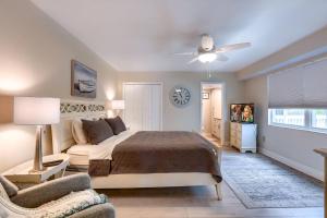 - une chambre avec un lit, un canapé et un ventilateur de plafond dans l'établissement 2 Pipers Nest, à Clearwater Beach