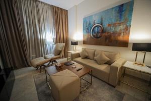 ein Wohnzimmer mit einem Sofa und einem Tisch in der Unterkunft Silotel - Boutique Hotel , Sadat City in Madīnat as Sādāt
