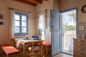 een kamer met een tafel en een raam bij Villa Nina, dreamy little cycladic home in Amorgos in Órmos Aiyialís