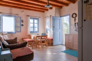 uma sala de estar com um sofá e uma mesa em Villa Nina, dreamy little cycladic home in Amorgos em Órmos Aiyialís