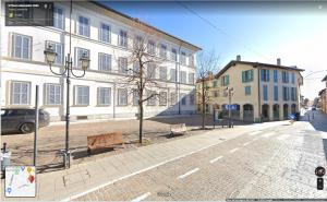 una calle urbana vacía con edificios y un banco en [Centro storico] Vulcano1, Bilocale strategico tra Milano, Como, fiere, en Turate