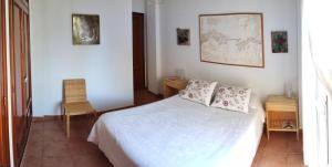 1 dormitorio con 1 cama blanca y 2 almohadas en Beach-Golf House, en Islantilla