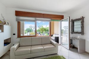 A seating area at Dani Apartment garda lake view