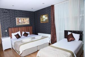 Ένα ή περισσότερα κρεβάτια σε δωμάτιο στο garden hill hotel