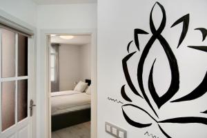 Habitación con una puerta que conduce a un dormitorio en Casa Princesa, en Playa del Cura 12 fotos más