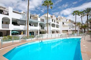 una gran piscina frente a un edificio en Casa Princesa, en Playa del Cura