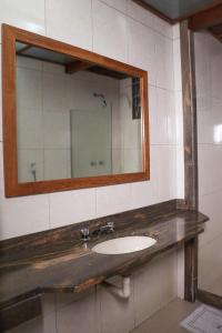 uma casa de banho com um lavatório e um espelho em Station Hotel (Adults Only) no Rio de Janeiro